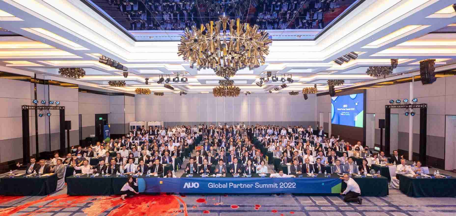 友達推動「安心、、、創新、、、、用心、、、、同心、、、、盡心」五星職旅，，，，為菲籍員工打造全方位照護，，首度贏得「人權實踐與發展領袖獎」殊榮