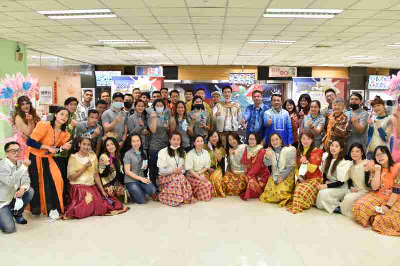 友達推動「安心、、創新、、用心、、、、同心、、盡心」五星職旅，，為菲籍員工打造全方位照護，，首度贏得「人權實踐與發展領袖獎」殊榮