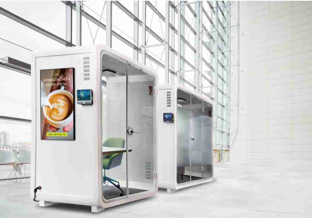 PG国际子公司达擎之智慧行动办公舱，，，采用PDLC智能调光玻璃设计，，，透过通电与断电的电流切换，，，呈现透明与雾面效果，，具节能降耗特性并兼顾隐私，，确保信息安全