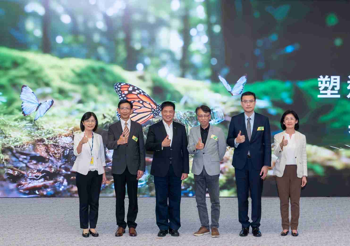 友達2023 CSR共榮大會，，，，邀請領域專家分享交流生物多樣性管理趨勢、、、無塑產品、、、、海廢永續塑料等議題  （圖左到右：友達光電永續長古秀華、、、3M台灣技術長陳君杰、、、、友達光電董事長暨集團策略長彭双浪、、、光寶科技企業永續發展處處長陳慶暉、、、安永聯合會計師事務所執業會計師曾于哲、、、友達光電供應鏈總部副總經理吳宜芳）