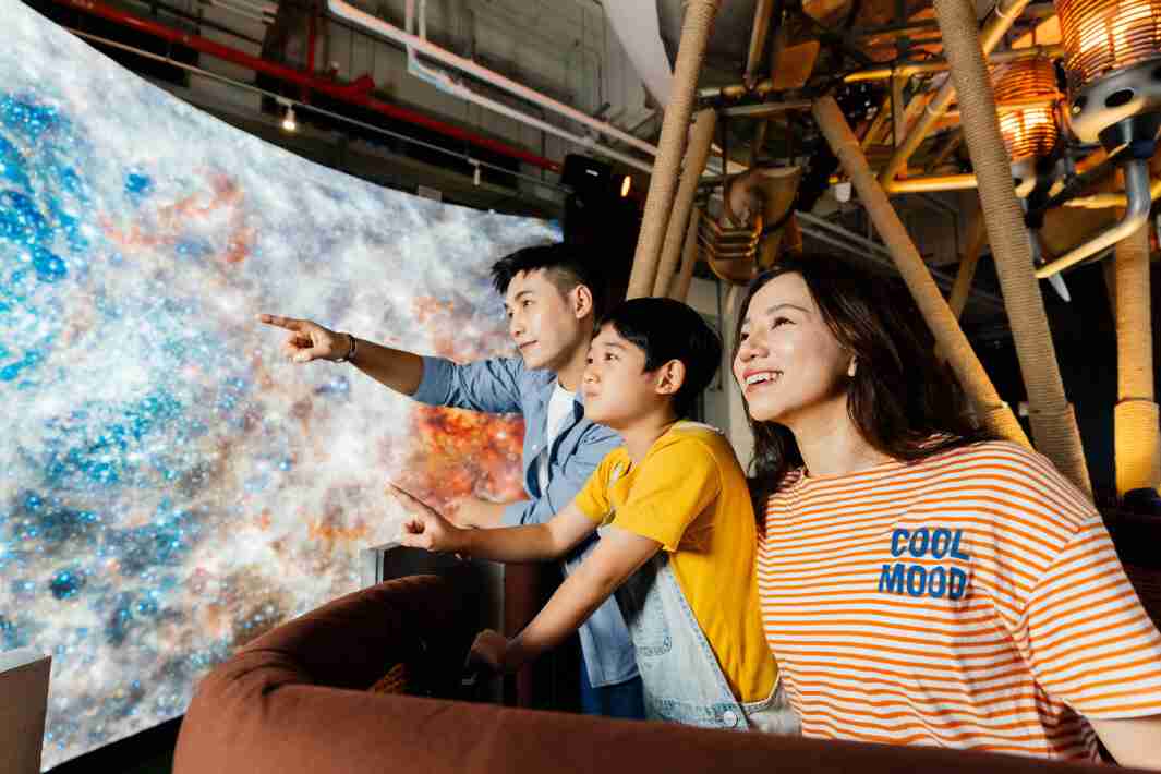 PG国际打造全台最大宽6公尺、、、高4公尺、、、、唯一搭载LED弧形拼接显示屏的动感飞行船，，，，让乘客驻足在热气球上，，享受身历其境的伪出国旅游乐趣