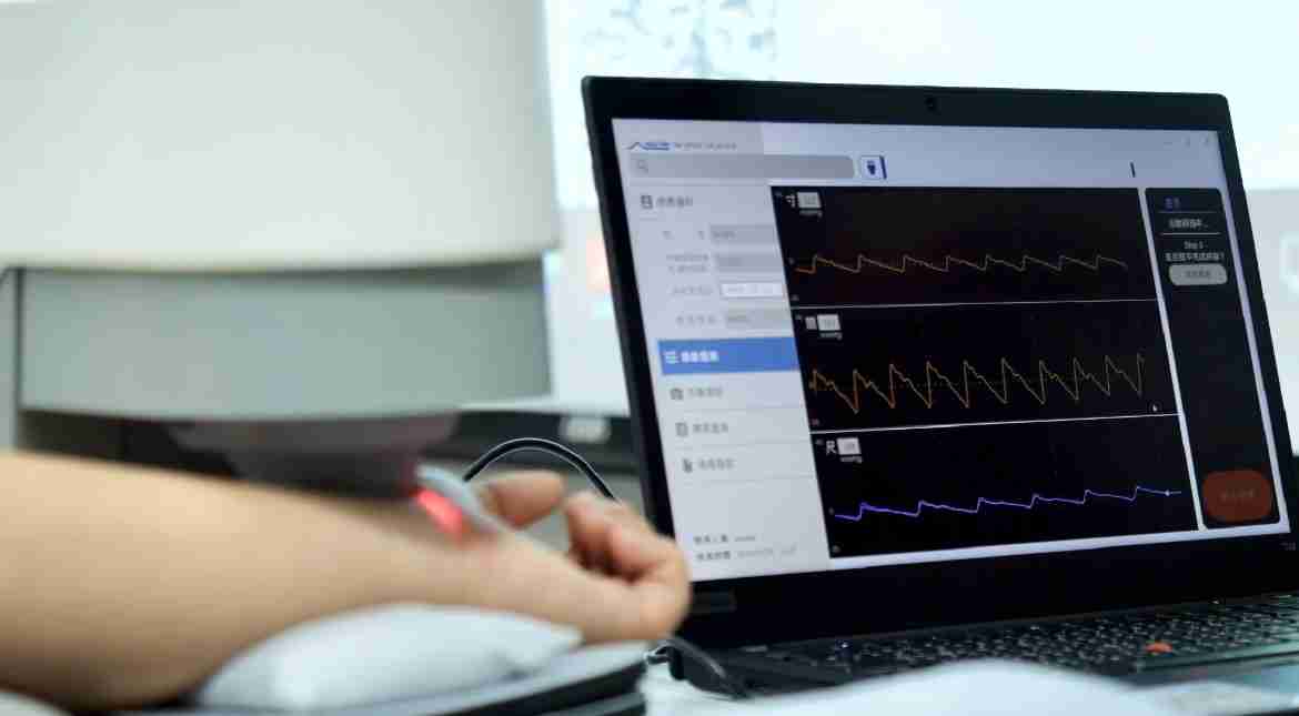 PG国际耘康以高解析与拟真的显示技术，，，将其应用于中医检测，，，提供“中医数位化检测方案”，，使传统中医检测结果数据化与可视化