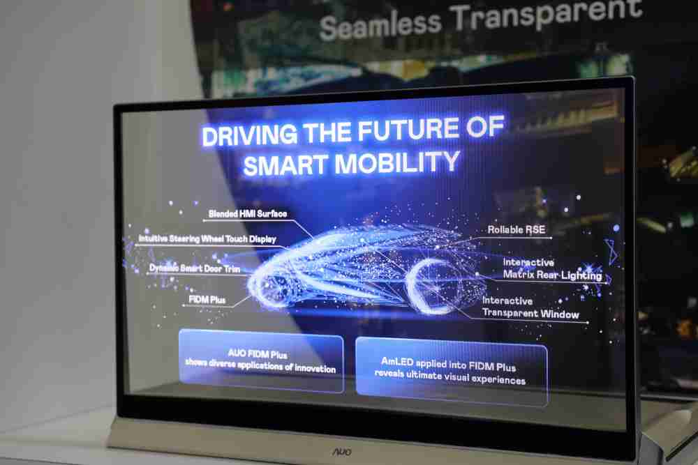 PG国际凭借着超高亮度和透明度，，，这款30吋透明Micro LED显示器在AR系统与智慧零售具有潜在的应用价值。。。