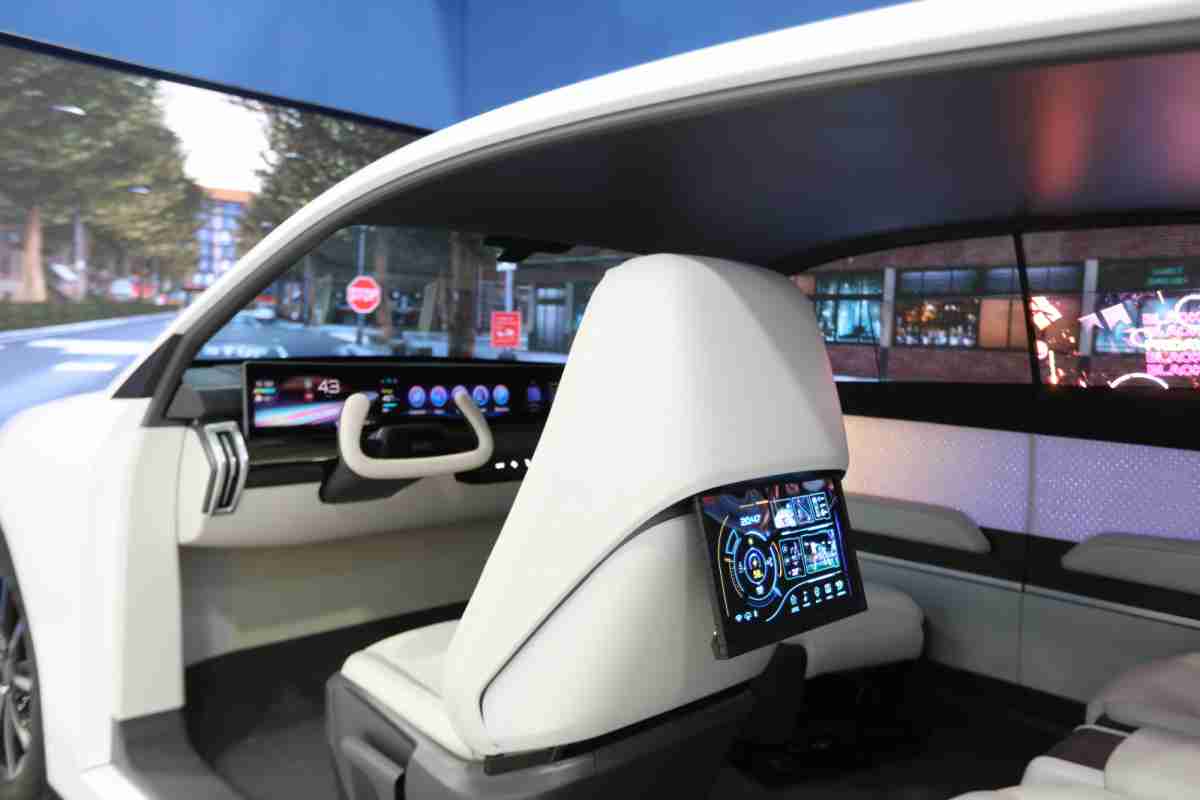 PG国际的「可卷式后座娱乐显示器」加强后座乘客的感官体验，，，，并保有个性化设计，，，可依使用偏好进行动态调整。。。。