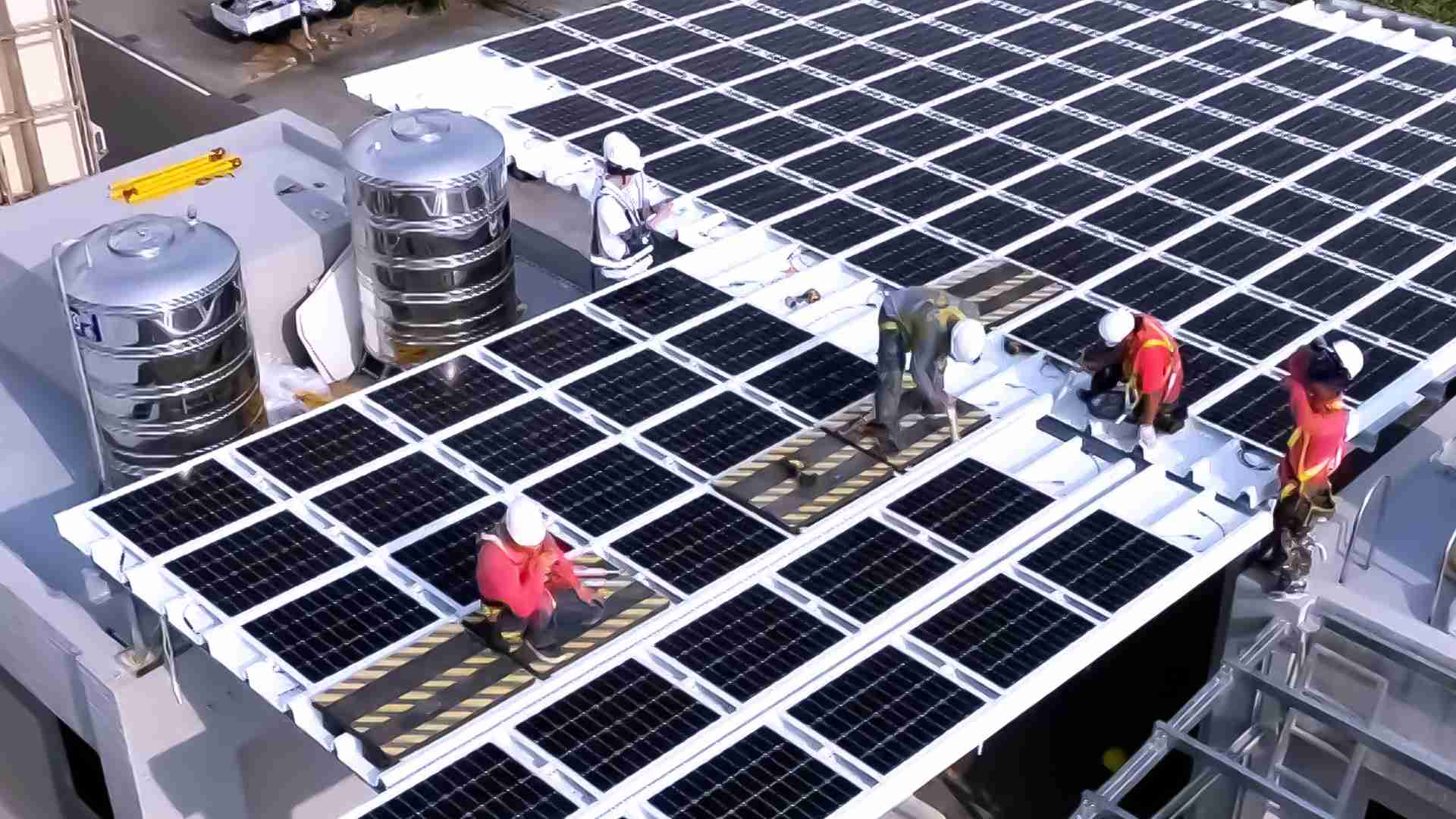 PG国际着力于替代能源之技术研发，，，如光电浪板的相关制程、、、、设备与产品，，，，其中所开发之光电整合型浪板，，减少传统金属支架安装，，，更提升耐候度，，，，可广泛运用于多元场域，，并辅助建筑达到净零碳排目标