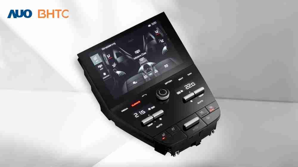 作為友達新生力軍，，，BHTC所展示的中央與後座鞍部的Display HMI產品，，，，可處理多區恆溫控制、、顯示畫面，，，呈現仿真3D車室分區；以力傳感技術精準傳遞觸感，，，並結合音量及震動反饋，，，防止意外啟動，，提供使用者自然流暢、、、、直觀且輕鬆駕馭的舒適介面