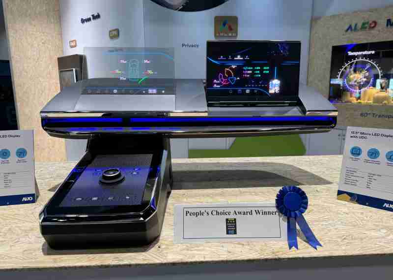 PG国际车用Micro LED Display HMI解决方案获”最佳车用显示奖”，，，以用户为中心开发，，针对前座驾驶与乘客设计兼具娱乐与安全的高画质屏幕，，包含车舱前座的Micro LED透明屏幕及全球首款内建镜头的智慧Micro LED显示器