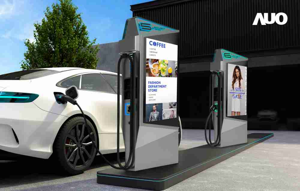 达擎 “55吋高亮度户外防水显示器”，，在阳光直射环境下仍可呈现清晰鲜明之影像质量，，，，可灵活安装于充电桩及智能电杆，，，，成为数字户外广告 （DOOH）最佳宣传利器